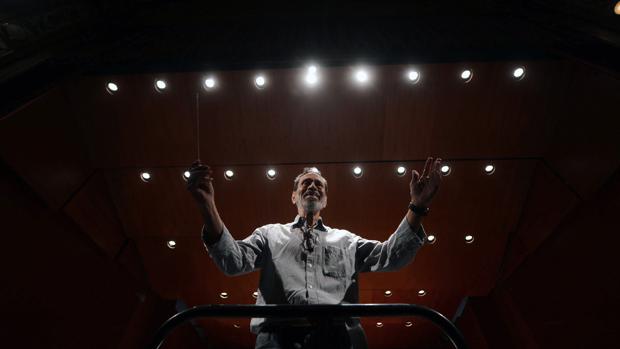Leo Brouwer, durante un ensayo con la Orquesta de Córdoba en 2017