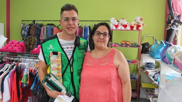Gloria, la ganadora del premio, con Javier Fernández, el vendedor del cupón, en Moriles