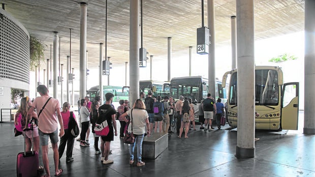 Pasajeros haciendo cola para subir a un autobús del Consorcio en Córdoba