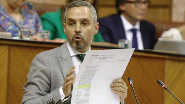 El consejero de Hacienda, Juan Bravo, explicando el Presupuesto en el Parlamento