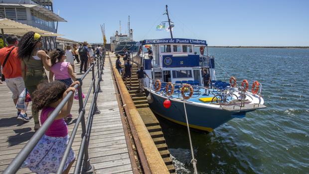 Viajeros se dirigen a la canoa antes de zarpar en Huelva