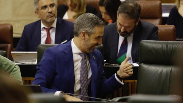 El consejero de Hacienda, Juan Bravo, hace un gesto afirmativo en el Pleno de este miércoles