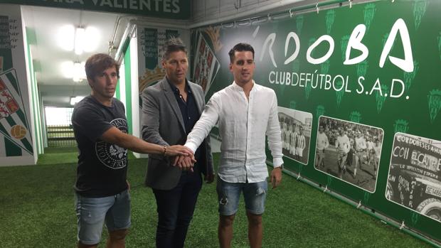 Raúl Cámara y Juanto Ortuño junto a Alfonso Serrano