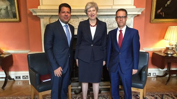 De izquierda a derecha, Fabian Picardo, Theresa May y Joseph García, en Downing Street