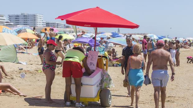 Venta ambuelante en la playa onubense de Punta Umbría