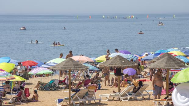 Veraneantes disfrutando de la Playa de la Antilla (Lepe)