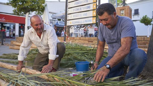 Los lugareños se afanan en adornar con flores y ramas de palmeras y eucaliptos el trayecto