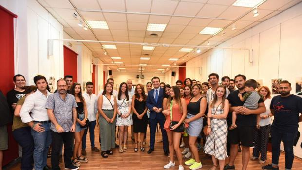 El alcalde José María Bellido, rodeado de jóvenes en la Casa de la Juventud