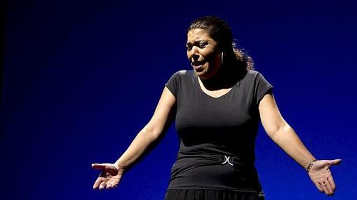 La cantaora de flamenco La Macanita durante una actuación