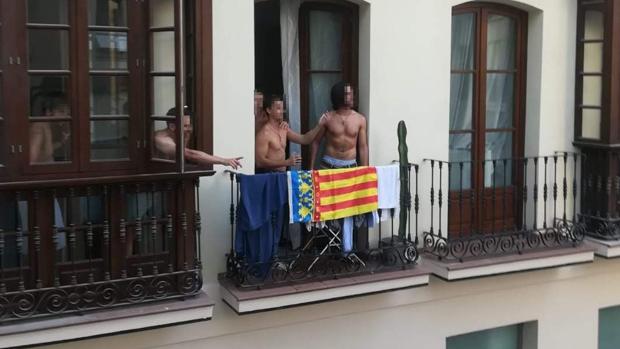 El grupo que tenía la bandera en el balcón del piso turístico