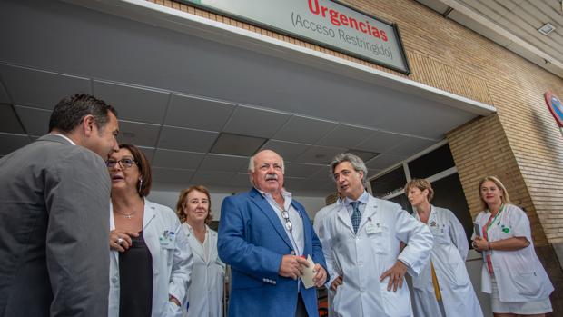 El consejero de Salud, Jesús Aguirre, ayer en el Hospital Virgen del Rocío
