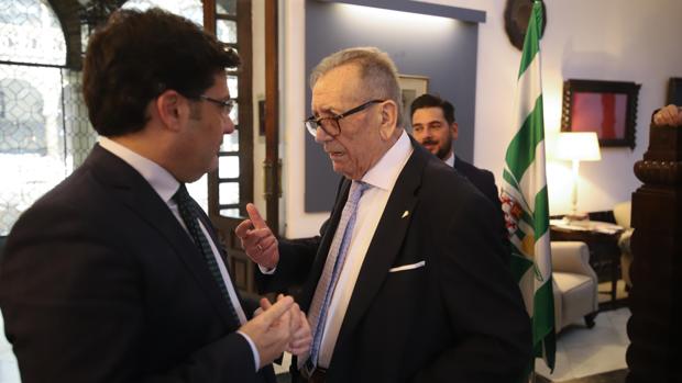El presidente del honor, Rafael Campanero, a la derecha, pide explicaciones a León en un acto