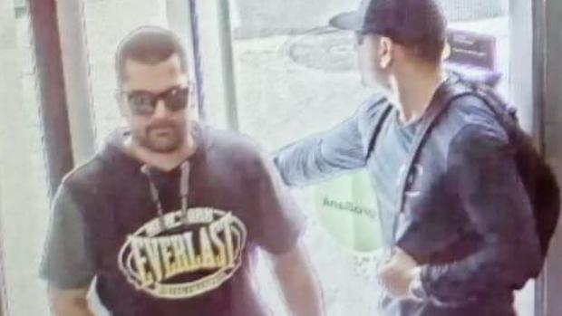 Imagen de las cámaras de seguridad en las que se ve al detenido (izquierda)