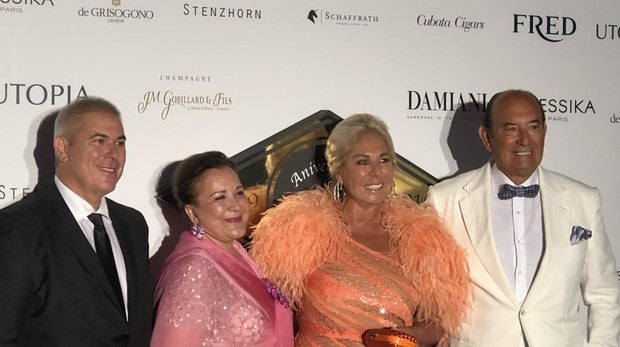 El empresario Félix Revuelta y su esposa, Luisa Rodríguez, junta a Antonio Molina y a Miguel Gómez y Molina
