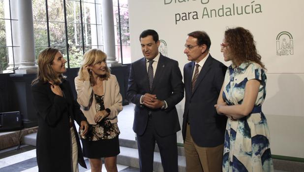 Juanma Moreno, con los responsables de UGT, CEA y CC.OO, así como la consejera de Empleo