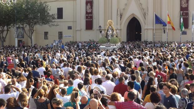 Momento de la salida de la Virgen de Regla desde el santuario de Chipiona