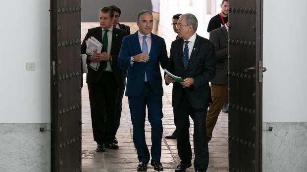 Rogelio Velasco y Elías Bendodo, tras el Consejo de Gobierno