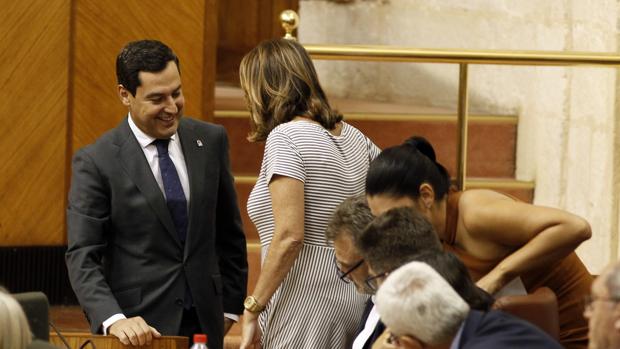 El presidente de la Junta, Juanma Moreno, felicita a Susana Díaz por su embarazo en el Pleno del Parlamento