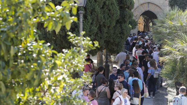 Colas de turistas en la puerta del Alcázar de los Reyes Cristianos de Córdoba