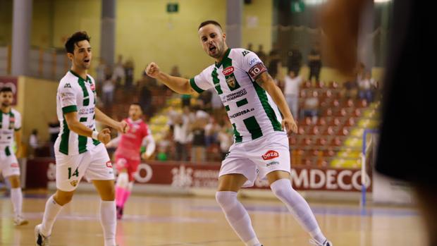 El ala del Córdoba Patrimonio de la Humanidad Manu Leal celebra el gol del triunfo