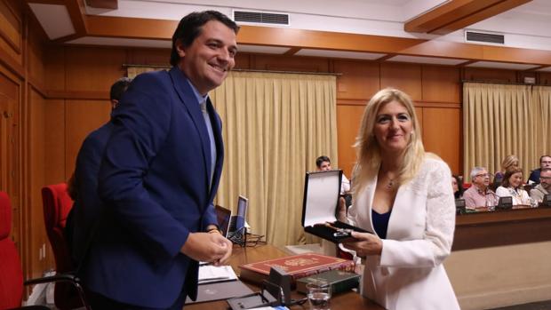 El alcalde, hoy durante la toma de posesión del acta de edil de la popular Lourdes Morales