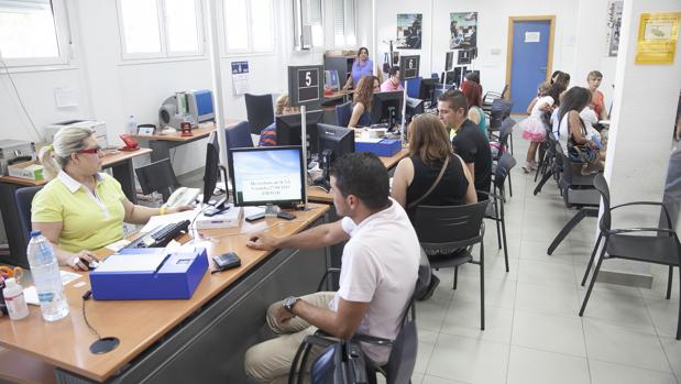 Usuarios renovando el DNI en una comisaría de Córdoba