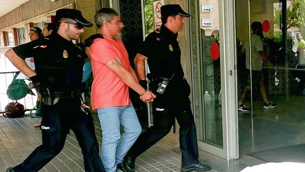 Bernardo Montoya a su llegada al hospital sevillano acompañado de dos agentes de la Policía