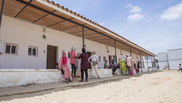 Trabajadoras de la empresa en la zona de viviendas de la finca