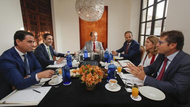 Jonás Morais, César Téllez, Luis Miranda, Luis Luengo, María Jesús Botella y Rafael Agüera, durante la mesa redonda