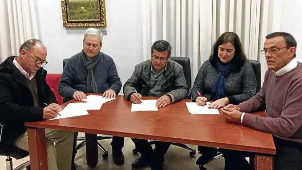 Acto en el que se firmó el acuerdo entre el PSOE y Sí Se Puede Aljaraque