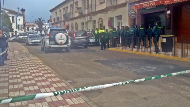 La casa de las víctimas acordonada el día en el que se encontraron los cuerpos