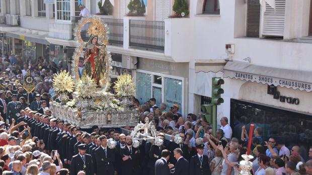 La Virgen del Rosario en procesión por las calles de Fuengirola