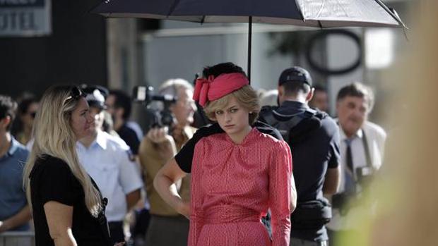 Emma Corrin caracterizada como Diana de Gales durante el rodaje en Málaga