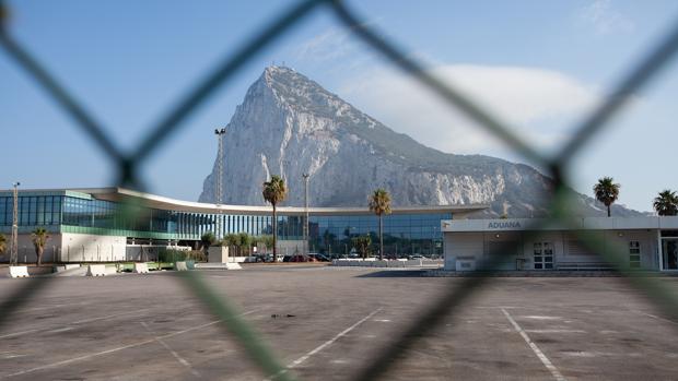 Imagen de Gibraltar y de la Aduana de La Línea de la Concepción