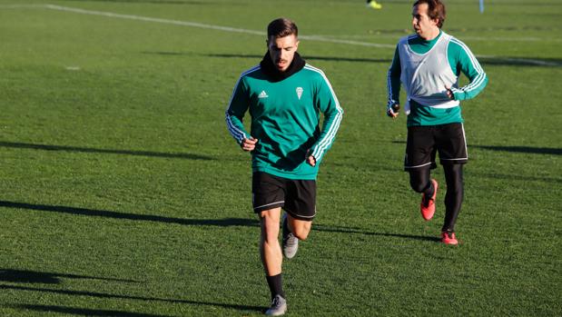 El extremo del Córdoba CF Zelu trota en un entrenamiento
