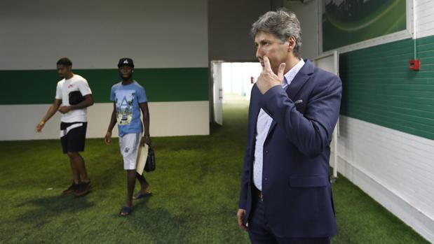 El director deportivo del Córdoba CF, Alfonso Serrano, en el antepalco del estadio