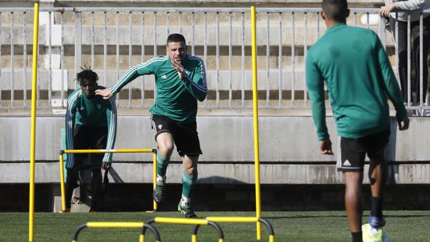Xavi Molina trota para saltar varios obstáculos en la Ciudad Deportiva del Córdoba CF