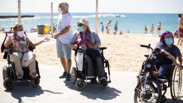 Discapacitados en la playa durante la pandemia del coronavirus
