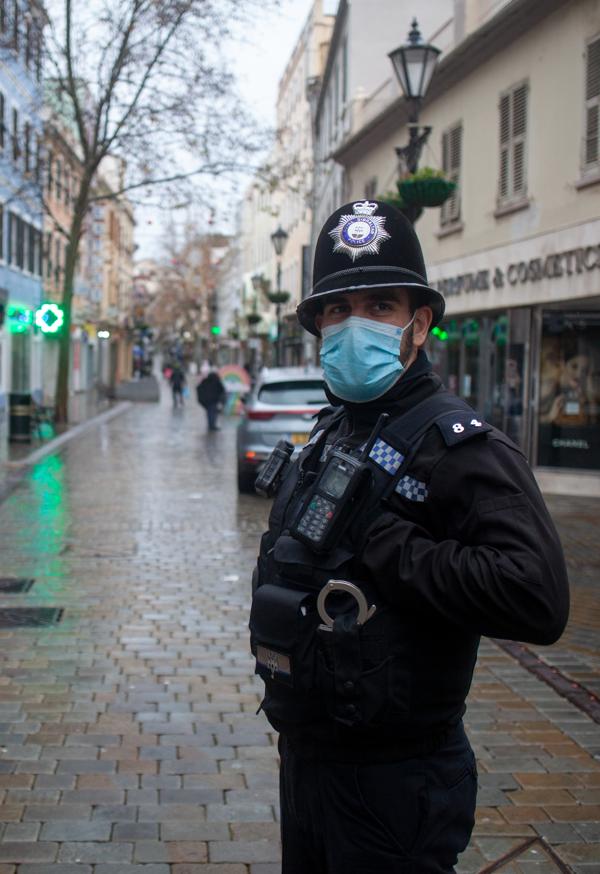 Un policía británico en Main Street, en el casco histórico de Gibraltar