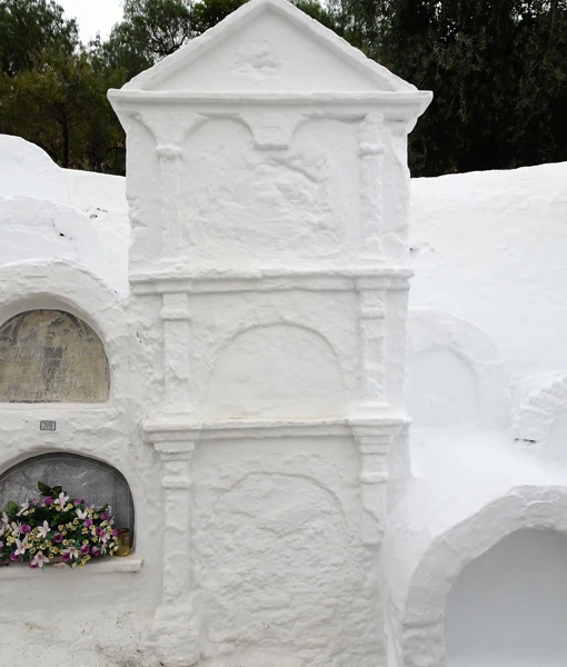 Certaines tombes ont des symboles maçonniques externes, tels que des triangles et des colonnes.