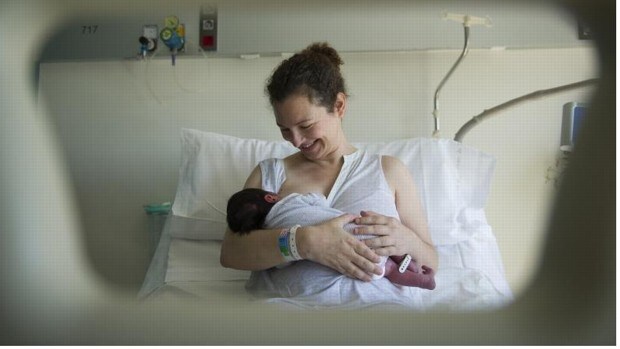 Andalucía: Una enfermera del SAS logra sumar a su baja maternal también las 16  semanas de la paternal