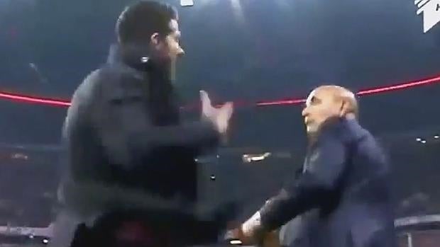 Momento del incidente entre Simeone y Pedro Pablo