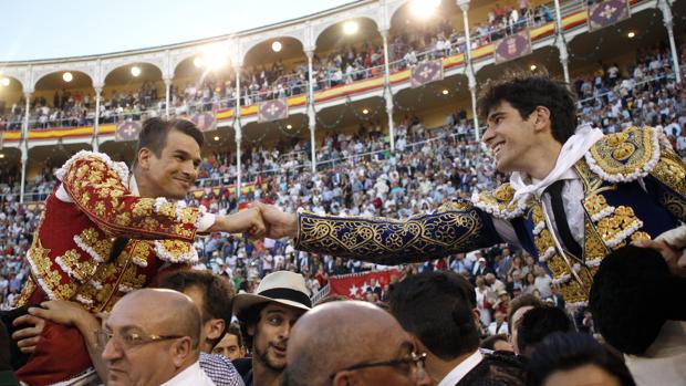 Manzanares y López Simón compartieron salida a hombros en la Corrida de Beneficencia