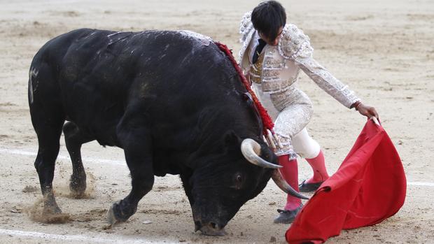 Gómez del Pilar se dobla con el toro de Dolores Aguirre