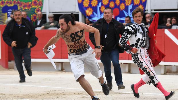 Un antitaurino, en el ruedo de Arles tras concluir su faena El Juli