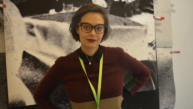 Larisa Zmud, galerista de «Zmud», posa en su estand de ARCO 2018