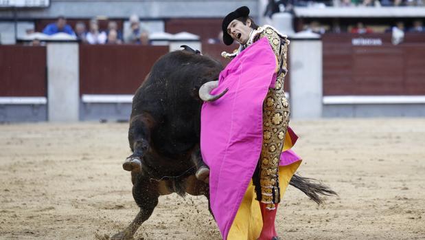 Momento en que Castella es arrollado por el quinto toro
