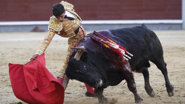 Luis David Adame, en un derechazo al quinto