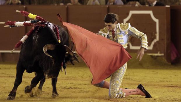 Miguel Ángel Pacheco comienza de rodillas la faena del cuarto -