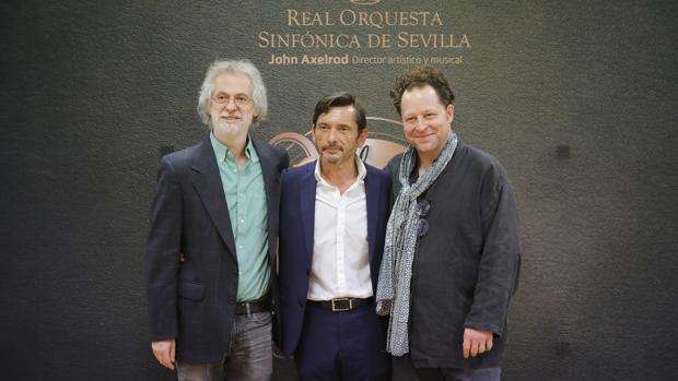 Samuel Zyman, José María Gallardo del Rey y John Axelrod en la presenación del concierto